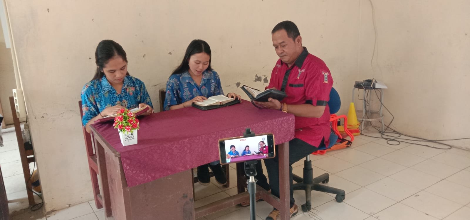 Gema Wahyu Illahi: Pelaksanaan Literasi Kitab Suci di SMAN 1 Paku